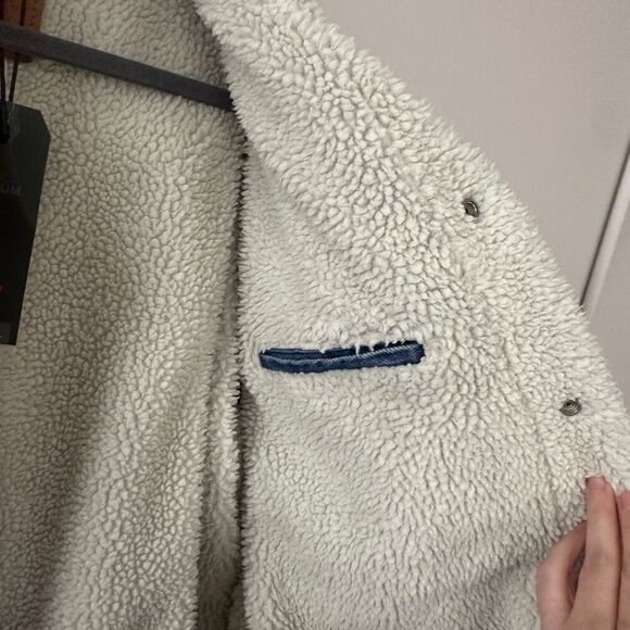 Levi’s Denim Jacket. New with tags. Size XL. - Picture 7 of 9